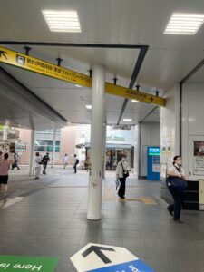 駅の改札を降りる