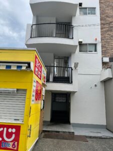 宝くじ売り場の奥の階段を３階に上がる