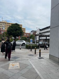 右手の白いマンションを見る