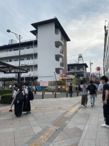 黄色い宝くじ売り場を見つける